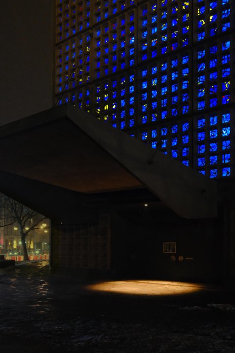 I really loved this building but couldn't find a frame to do it justice.